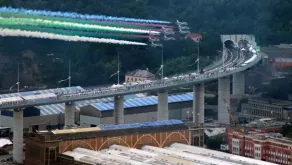 Ponte San Giorgio nel giorno dell'inaugurazione sorvolato dalle Frecce tricolori 